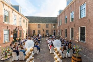 Muziek tijdens de ceremonie van een bruiloft op een kasteel
