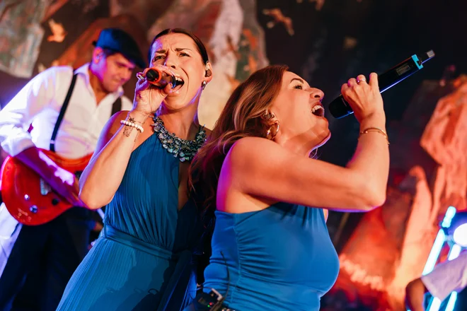 Uptown vocals live op een bedrijfsfeest op de SS Rotterdam Uptown vocals live op een bedrijfsfeest op de SS Rotterdam.
