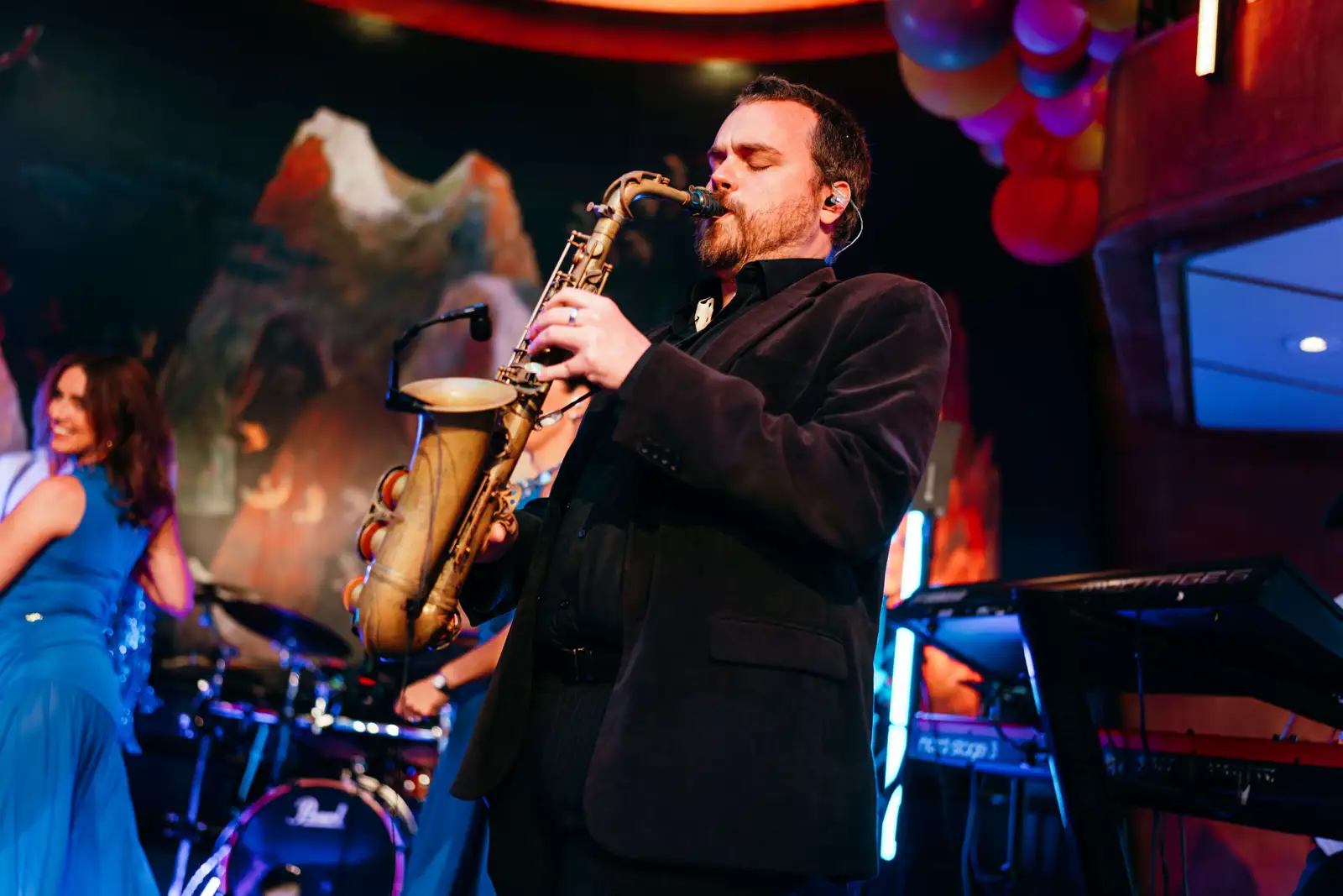 De saxofonist uitbreiding bij Uptown Coverband tijdens een optreden bij de SS Rotterdam